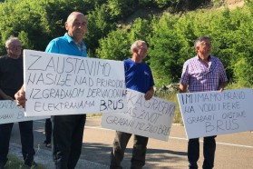 Serbien, Tag 1: Auch betroffene Anwohner aus Brus kamen nach Josanicka, um gemeinsam zu protestieren